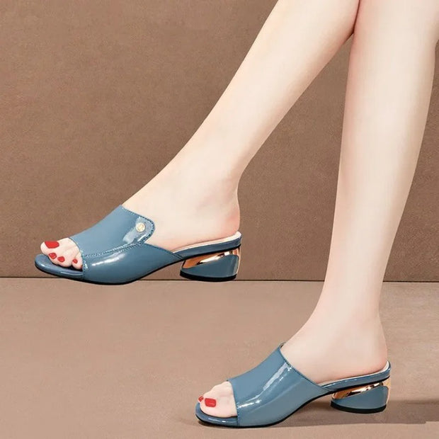 Hildegard – Elegante Pantoletten mit glänzendem Finish