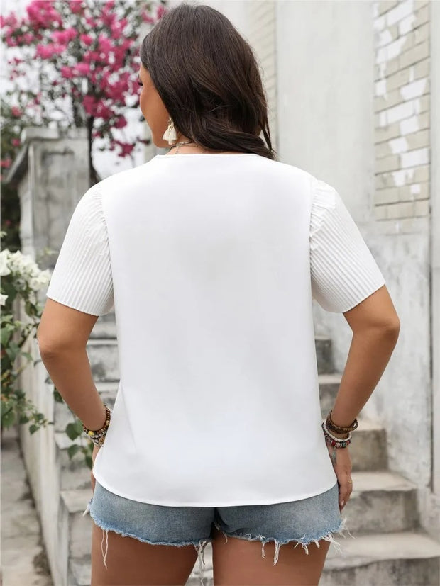 Alessia – Feminine Bluse mit floraler Spitze