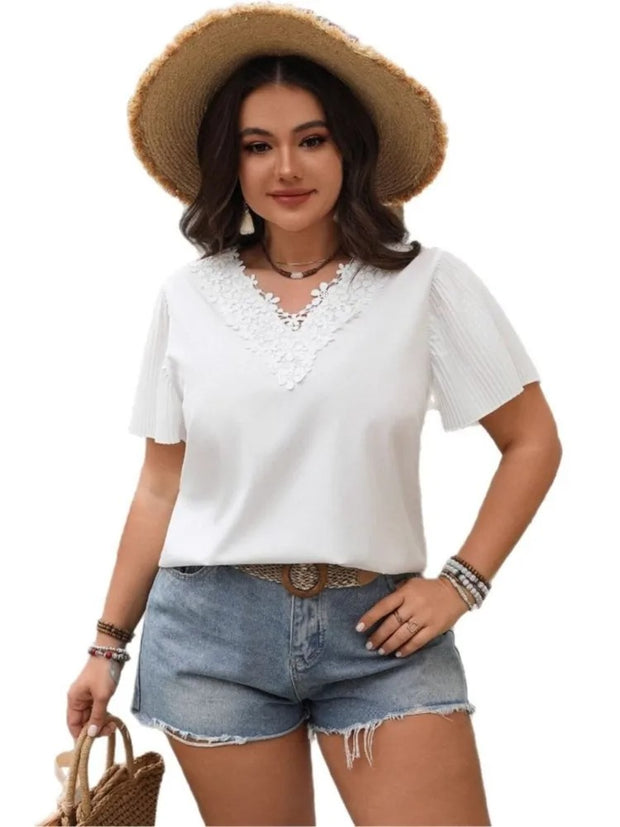 Alessia – Feminine Bluse mit floraler Spitze