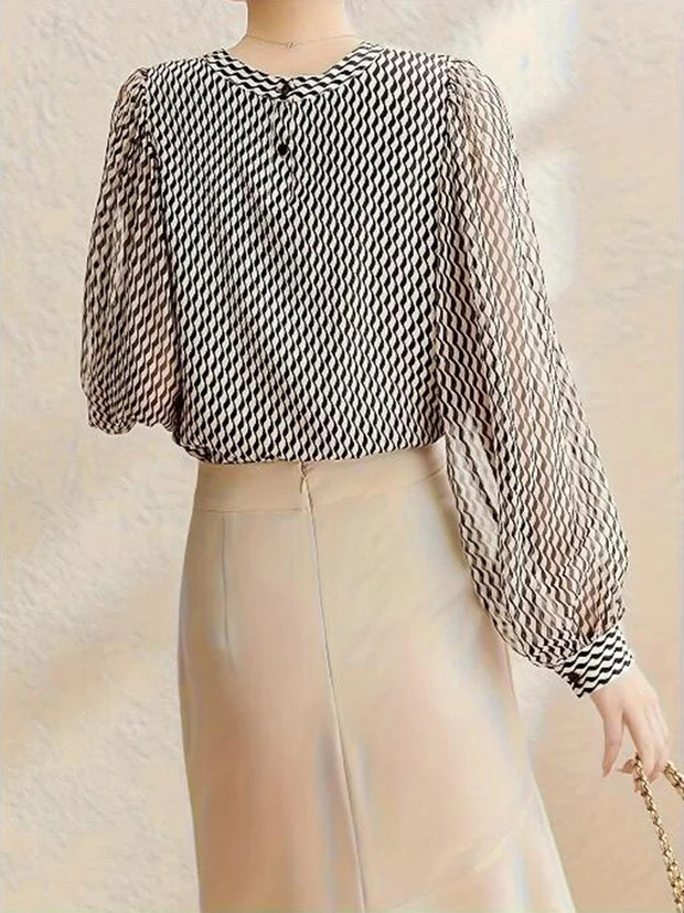 Alessia – Elegante Chiffonbluse mit grafischem Muster