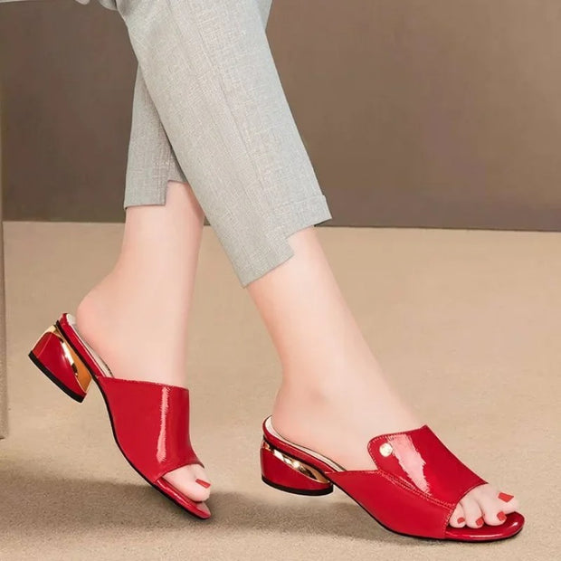 Hildegard – Elegante Pantoletten mit glänzendem Finish