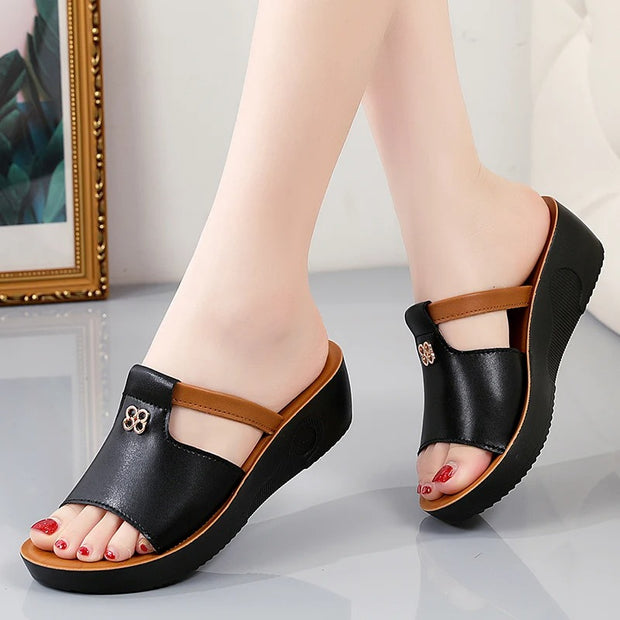 Korvalie - Minimalistische Sandalen mit Riemenmix