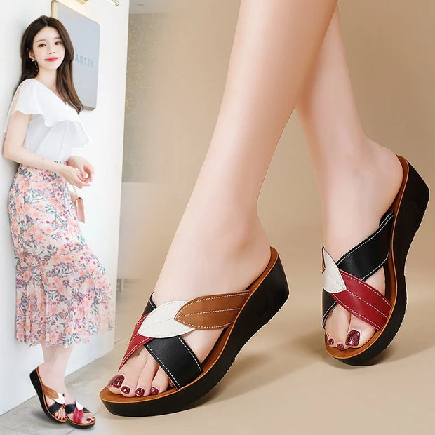 Korvalie - Bunte Slipper mit Keilabsatz
