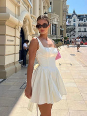 Lucy - Rückenfreies Minikleid mit Schleife
