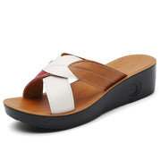 Korvalie - Bunte Slipper mit Keilabsatz