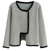 Magdalena – Elegante Bouclé-Jacke mit asymmetrischem Verschluss