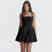 Lucy - Rückenfreies Minikleid mit Schleife