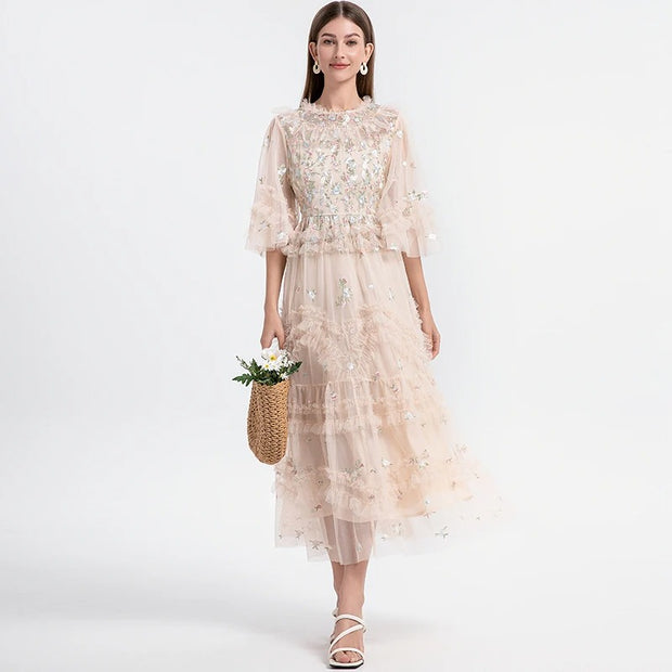 Agathe – Elegantes Spitzenkleid mit Blumenstickerei