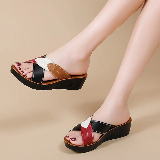 Korvalie - Bunte Slipper mit Keilabsatz