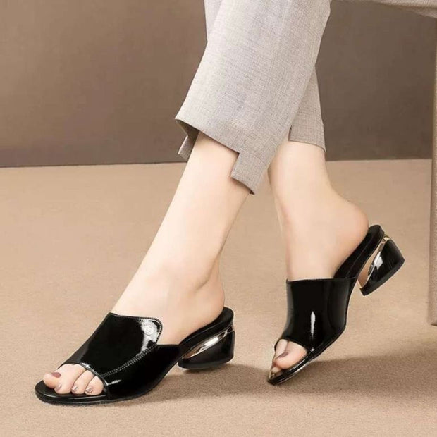 Hildegard – Elegante Pantoletten mit glänzendem Finish
