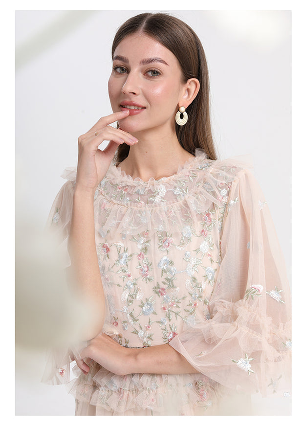 Agathe – Elegantes Spitzenkleid mit Blumenstickerei
