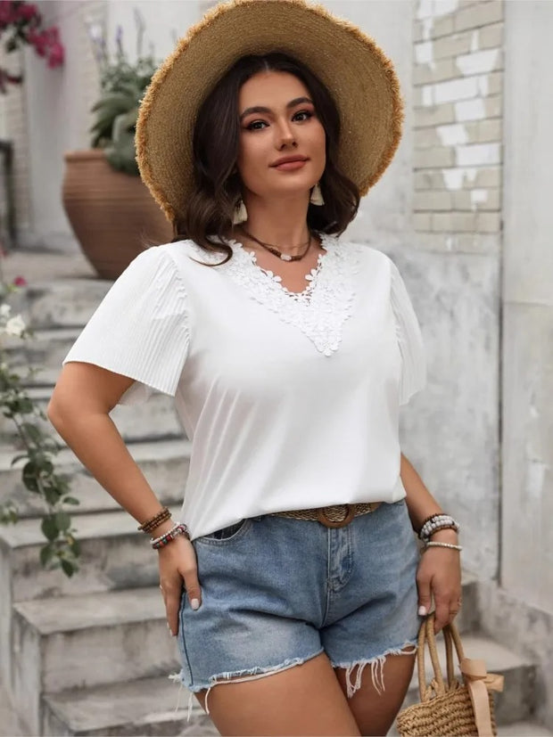 Alessia – Feminine Bluse mit floraler Spitze
