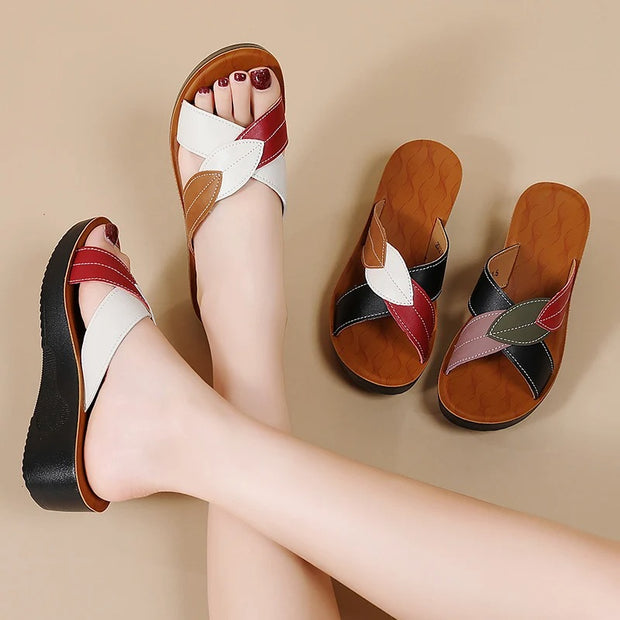 Korvalie - Bunte Slipper mit Keilabsatz