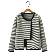Magdalena – Elegante Bouclé-Jacke mit asymmetrischem Verschluss