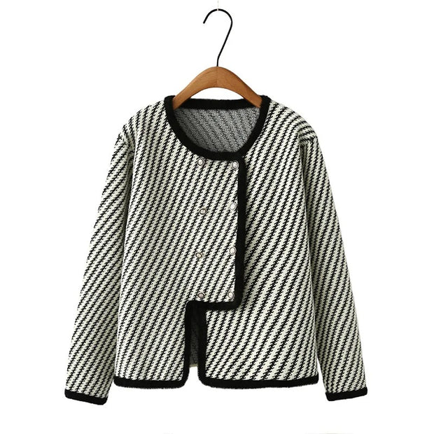 Magdalena – Elegante Bouclé-Jacke mit asymmetrischem Verschluss