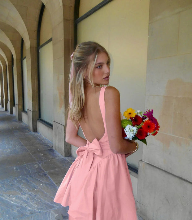 Lucy - Rückenfreies Minikleid mit Schleife