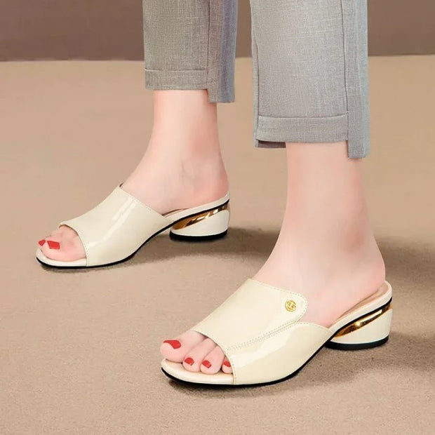 Hildegard – Elegante Pantoletten mit glänzendem Finish