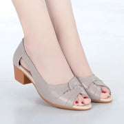 Hildegard – Elegante Peeptoe-Pumps mit Blockabsatz