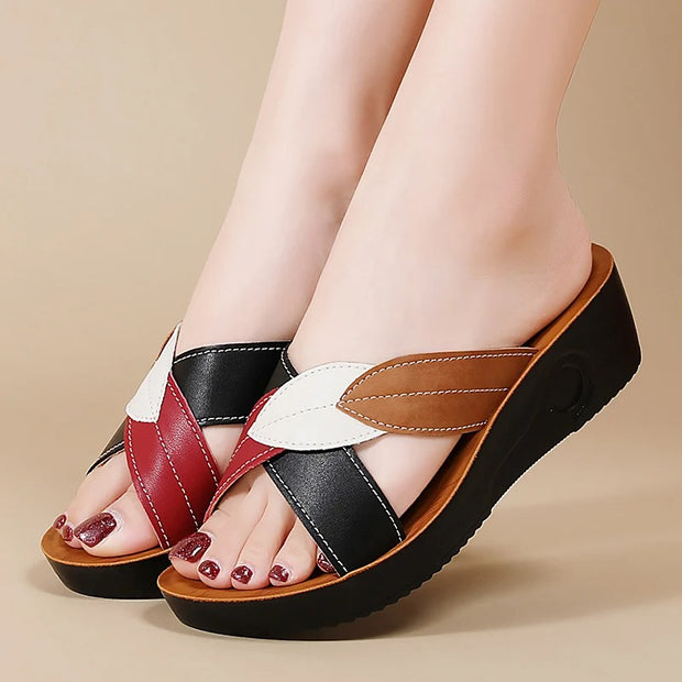 Korvalie - Bunte Slipper mit Keilabsatz