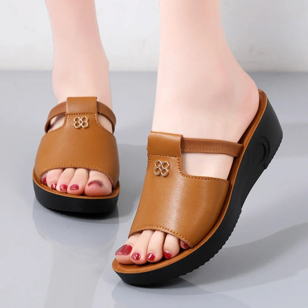 Korvalie - Minimalistische Sandalen mit Riemenmix