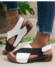 Korvalie - Keilsandalen mit Kreuzriemen-Design